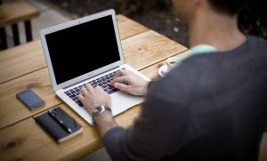 Παραιτήθηκε από την δουλειά του και έβρισε την αφεντικίνα του (video)