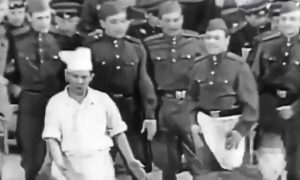 Τρομερό αποτέλεσμα – Μίξαρε ασπρόμαυρα πλάνα με δημοφιλή τραγούδια (videos)