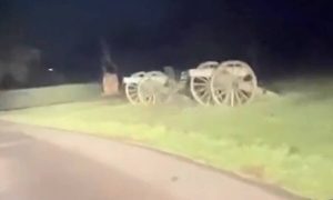 Οδηγούσε το βράδυ και είδε φαντάσματα δίπλα σε μνημείο πεσόντων (video)