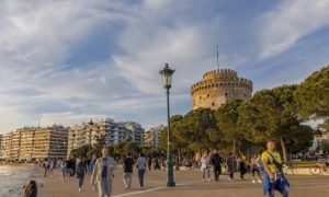 Μαγικές εικόνες από την παραλία της Θεσσαλονίκης στην… σκιά του Λευκού Πύργου (video)