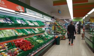 Τρομερό ξύλο σε σούπερ μάρκετ – Αστυνομικοί έριξαν άνδρα στις βιτρίνες (photos+video)