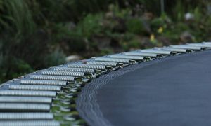 Έκανε χαλαρός τραμπολίνο αλλά άρχισε να τρέχει σαν τρελός – Δείτε γιατί (video)