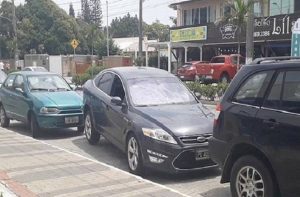 Γυναίκα οδηγός δίνει μαθήματα σε πολλούς άντρες!