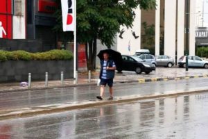 Kαι ο καιρός τρελάθηκε… Που θα έχουμε βροχές και που καταιγίδες σήμερα Κυριακή