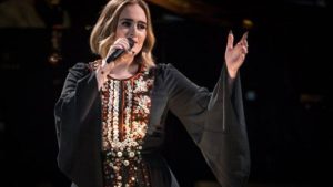 Η Adele… ρεύτηκε Live σε συναυλία (video)