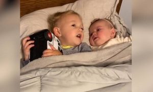 Δίχρονος κατάφερε να ηρεμήσει την μπέμπα αδερφούλα του σε χρόνο dt (vid)