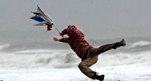 Ο αέρας όλα τα σηκώνει… Φούστες, μαλλιά ακόμα και ανθρώπους (video)