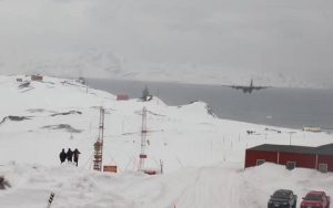 Τρομακτική αναγκαστική προσγείωση C-130 σε χιονισμένο αεροδιάδρομο στην Ανταρκτική (Video)