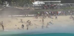 Κάθονται πίσω από τις τουρμπίνες αεροπλάνου οταν ανάβει τις μηχανές. Ο λόγος θα σας αφήσει άφωνους (video)