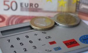 Πόσα χρήματα αύξηση στο μισθό τους θα δουν οι εργαζόμενοι στον ιδιωτικό τομέα; (Vid)