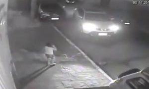 Αγοράκι μόλις 5 χρονών κυνηγάει το αμάξι που απήγαγε τον πατέρα του (vid)