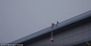 Εκπαιδευτής σώζει τη ζωή εκπαιδευόμενου αφού ήταν με κλειδωμένο αλεξίπτωτο στη γέφυρα (vid)