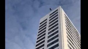 Σοκαριστικό βίντεο: Έπεσε από 24ώροφο κτήριο και δεν άνοιξε το αλεξίπτωτο