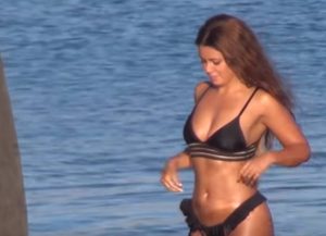 Η αμαζόνα και το… μπικίνι της που τρέλαναν τη Μύκονο