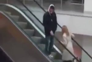 Κοπελιά, πας ανάποδα στην κυλιόμενη σκάλα, δεν το βλέπεις; (video)