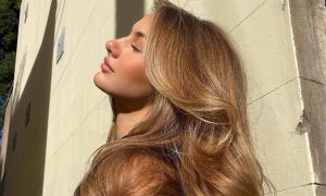 Hair hack: Το ανάποδο λούσιμο είναι η απάντηση για λαμπερά, υγιή μαλλιά με όγκο