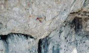 Η αναρριχήτρια που «νίκησε» το νόμο της βαρύτητας (video)