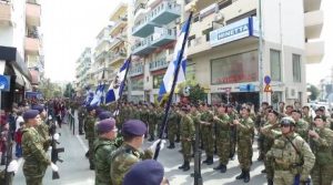 Ανατριχίλα: Ο στρατός μας στον έβρο υψώνει τη γαλανόλευκη και ψάλλει τον εθνικό μας ύμνο πριν την παρέλαση (Video)
