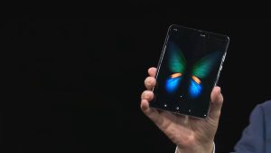 Galaxy Fold: Το πρώτο αναδιπλούμενο κινητό της Samsung λυγίζει σαν πορτοφόλι! (video)