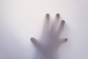 Ηλικιωμένη κάλεσε την ΕΛ.ΑΣ. για να καταγγείλει ότι φάντασμα της ζητά τα κοινόχρηστα (video)