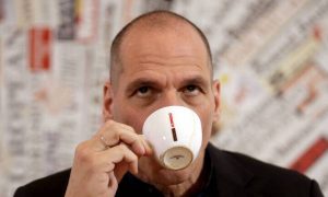 Απίστευτο επεισόδιο στο αεροδρόμιο του Παρισιού μεταξύ Γιάνη Βαρουφάκη και αστυνομικού (vid)