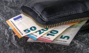 Επίδομα 534 ευρώ: Ώρα πληρωμής – Πότε θα μπουν τα λεφτά στην τράπεζα