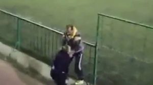 Μπαμπάδες έβλεπαν τους γιους του να παίζουν και πιάστηκαν στα χέρια (vid)