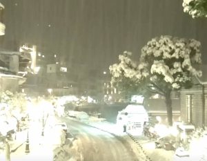 Live Cam: Πυκνή χιονόπτωση μέσα στην Αράχωβα (video)