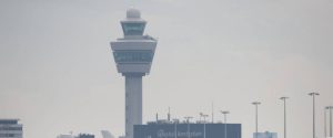 Σοκ: Απίστευτη προσγείωση αεροπλάνου σε αεροδρόμιο (video)