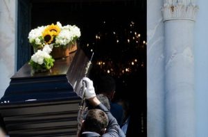 Απίστευτο: Επί 14 χρόνια πήγαινε απρόσκλητη σε κηδείες για να τρώει δωρεάν!