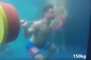 Απίστευτο: Αρση βαρών κάτω από το νερό (video)
