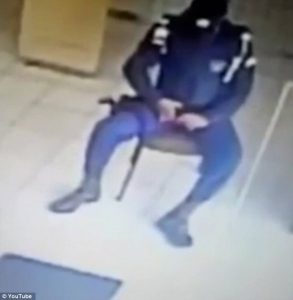 Βραζιλιάνος αστυφύλακας αυτοπυροβολήθηκε στο πόδι ενώ έπαιζε με το όπλο (video)