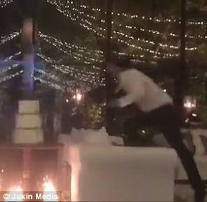Καλεσμένοι διέλυσαν τη νυφική τούρτα σε γάμο, παίζοντας ράγκμπι (video)