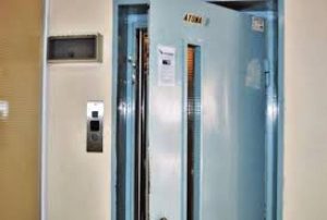 Σάλος στην Πάτρα! Οργιο 22χρονης με 79χρονο. Ανοιξαν την πόρτα του ασανσέρ και…