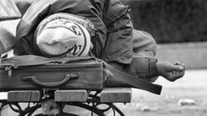 Το μπάτσελορ της ντροπής: Έδωσαν 100 ευρώ σε άστεγο για να κάνει τατουάζ το όνομα του γαμπρού