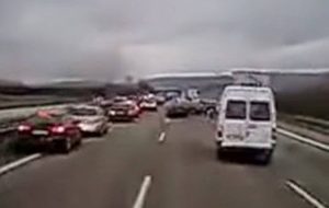 Θα τα χάσετε! Δείτε πώς αντιδρούν οι Γερμανοί οδηγοί στο άκουσμα ενός ασθενοφόρου! (Video)