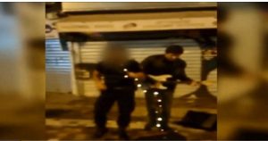 «ΕΛ.ΑΣ… έχεις ταλέντο» : Αστυνομικός πιάνει μικρόφωνο και γίνεται viral