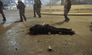 Νέα Σμύρνη επεισόδια: Πώς εξελίσσεται η υγεία του τραυματία αστυνομικού – Τι είπε για το όπλο του