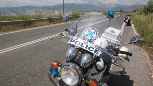 Τράκαρε με 5 αυτοκίνητα και έδειρε τον αστυνομικό…
