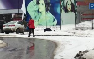 Αστυνομικοί σταματούν αυτοκίνητο για έλεγχο και παίρνουν στο κυνήγι 10 πιτσιρίκια (video)