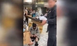 Συγκινητικό βίντεο: Αστυνομικοί αγόρασαν κάλτσες και παπούτσια σε άστεγο