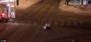 Μαία πετάγεται έξω από ασθενοφόρο την ώρα της γέννας και μένει ζωντανή! (vid)