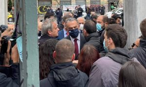 Πολυτεχνείο: Επεισόδιο στην Πύλη κατά την κατάθεση στεφάνου από αντιπροσωπεία βουλευτών