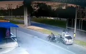 Αυτοκίνητο «καρφώνεται» σε νταλίκα και οδηγός μηχανής γλιτώνει από θαύμα (video)