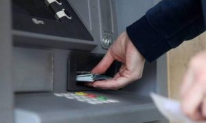 Κλειστές τράπεζες: Παραμένει το όριο αναλήψεων στα 60 ευρώ – Έως και τη Δευτέρα η τραπεζική αργία