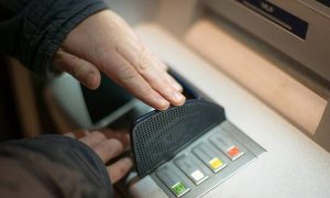 Πήγε στο ATM για να πάρει τον μισθό του – «Πάγωσε» μ’ αυτό που είδε στον λογαριασμό (photos+videο)
