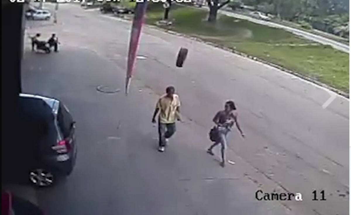 Αν έχεις τύχη... Του καρφώθηκε ρόδα αυτοκινήτου στο κεφάλι, αλλά επέζησε (Video)