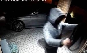 Δείτε πώς κλέβουν ένα αυτοκίνητο μέσα σε 10 δευτερόλεπτα! (video)