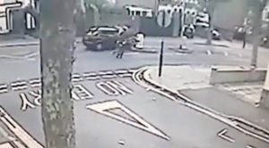 Άντρας παρασέρνει με το αμάξι γυναίκα και παιδιά και τους παρατάει αιμόφυρτους στο δρόμο! (vid)