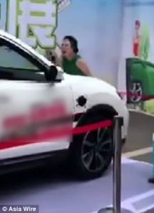 Βίντεο: Αυτοκίνητο χτύπησε γυναίκα στην έκθεση, δείχνοντας το σύστημα αποφυγής τρακαρίσματος
